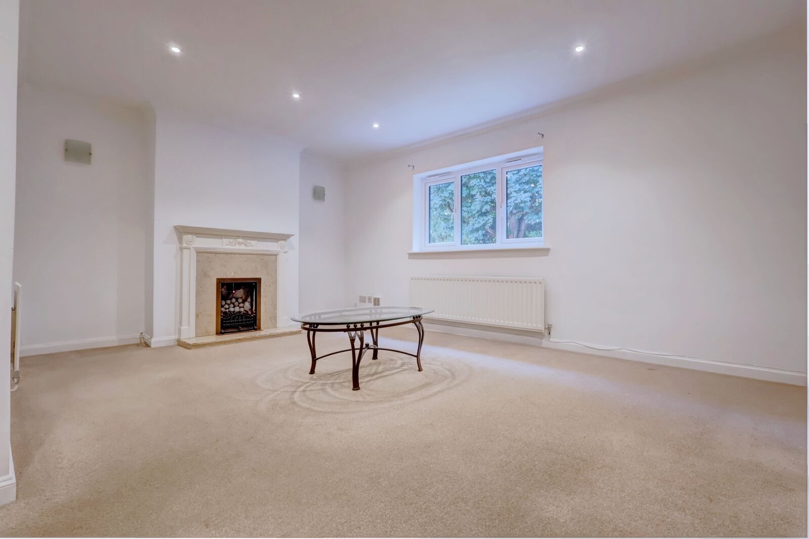Flat Bassetsbury Lane in High Wycombe Community Board