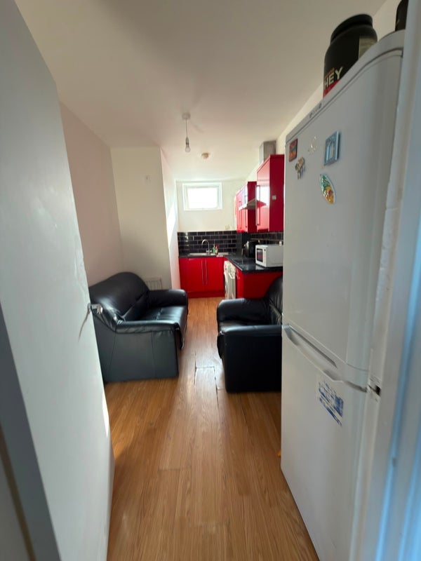 Room High Road Leyton in Greater London