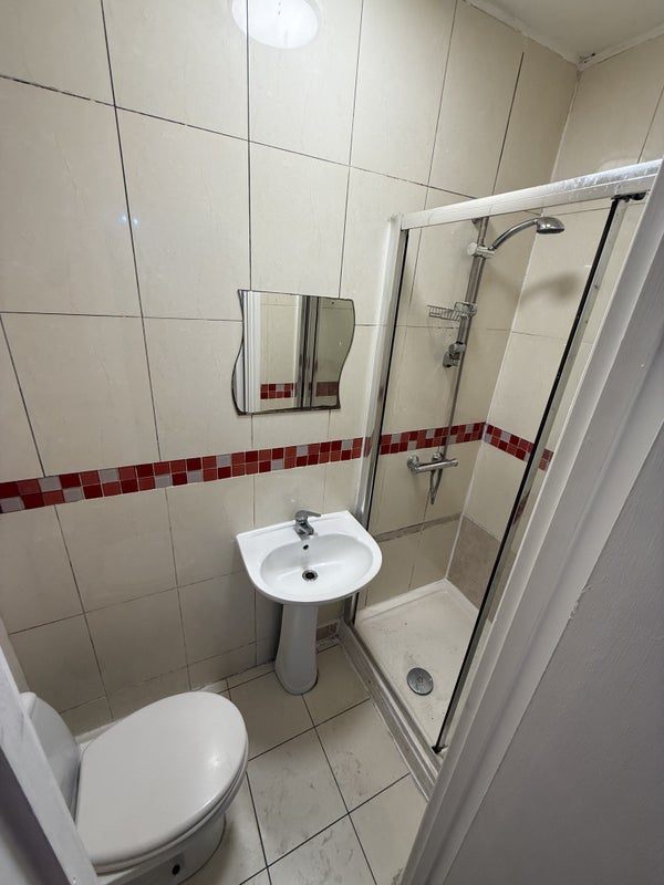 Room High Road Leyton in Greater London