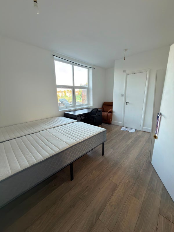 Room High Road Leyton in Greater London