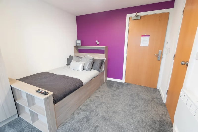 Room Penlinken Drive in Liverpool