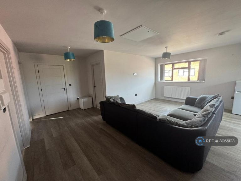 Room Walker Avenue in Milton Keynes
