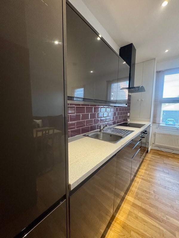 Flat Haydons Road in Greater London
