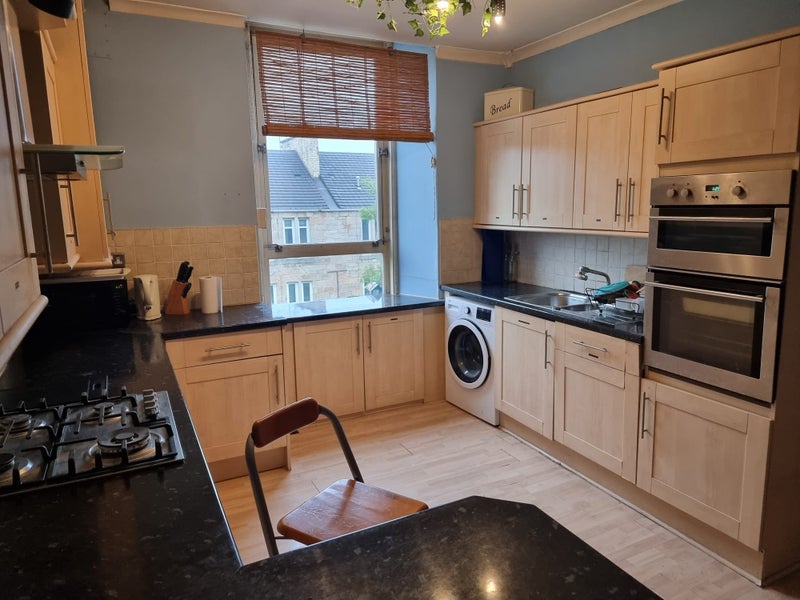 Room Albert Avenue in Glasgow