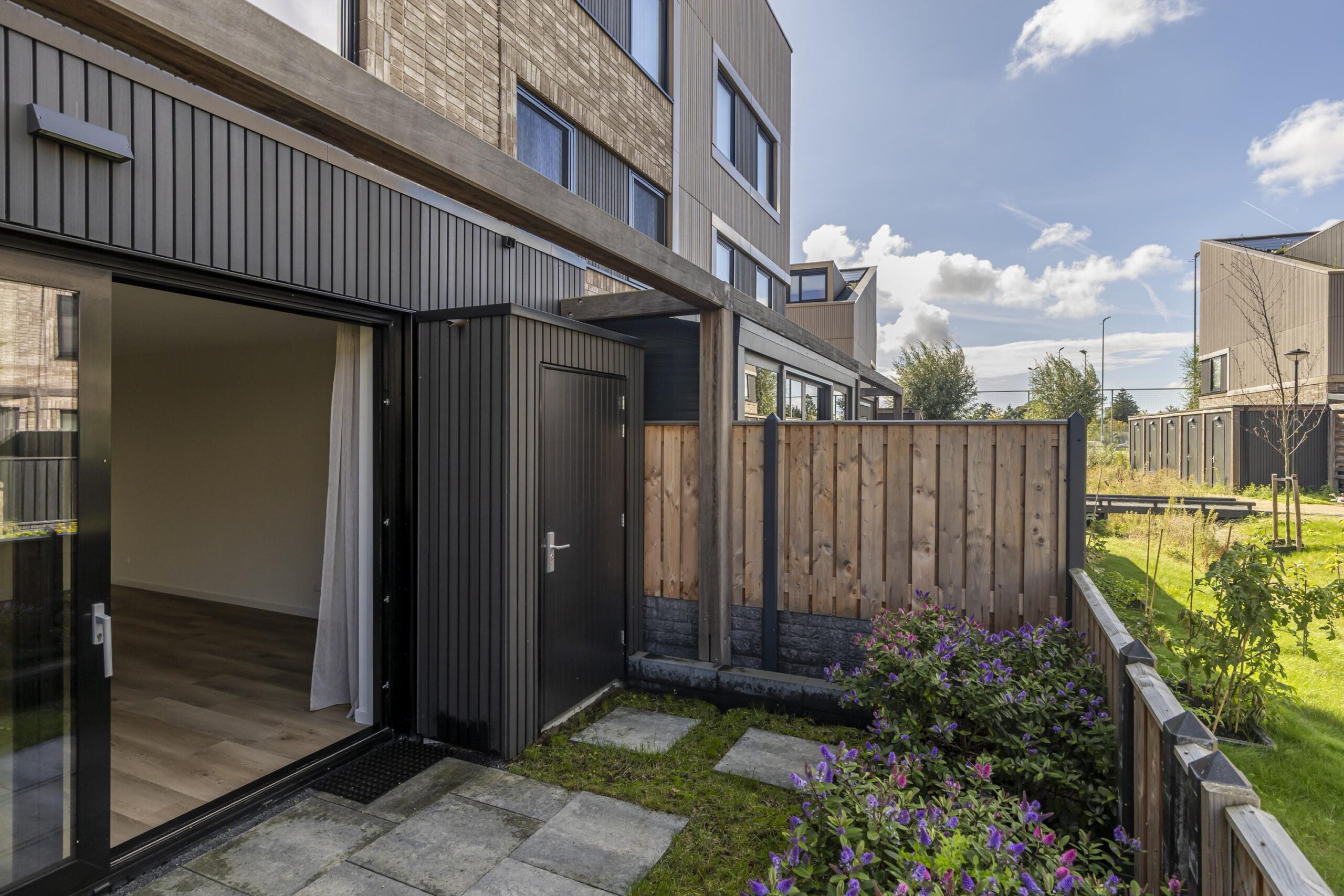 Tussenwoning te koop: Ellen Warmondhof 15, 'S-Gravenhage