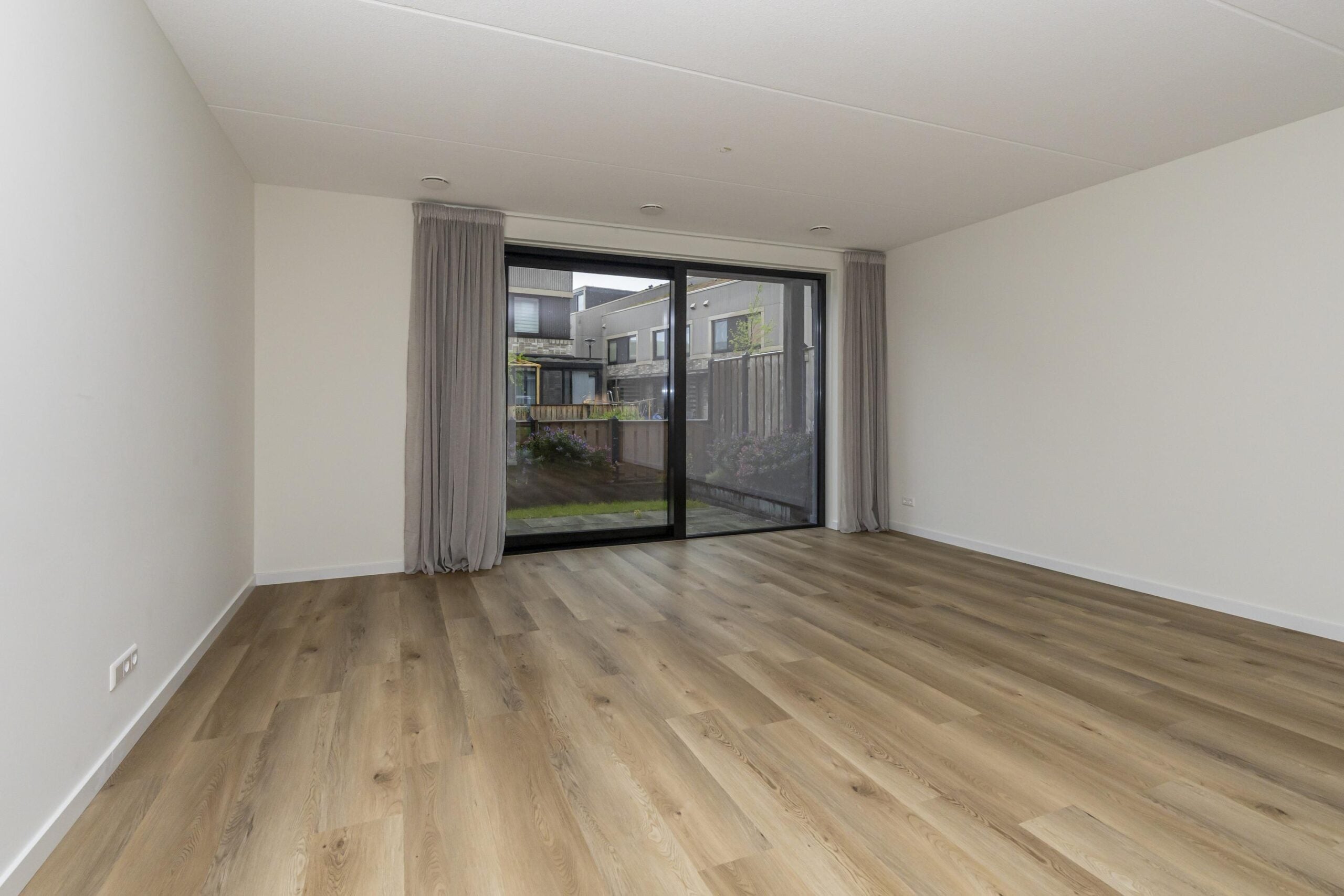 Tussenwoning te koop: Ellen Warmondhof 15, 'S-Gravenhage