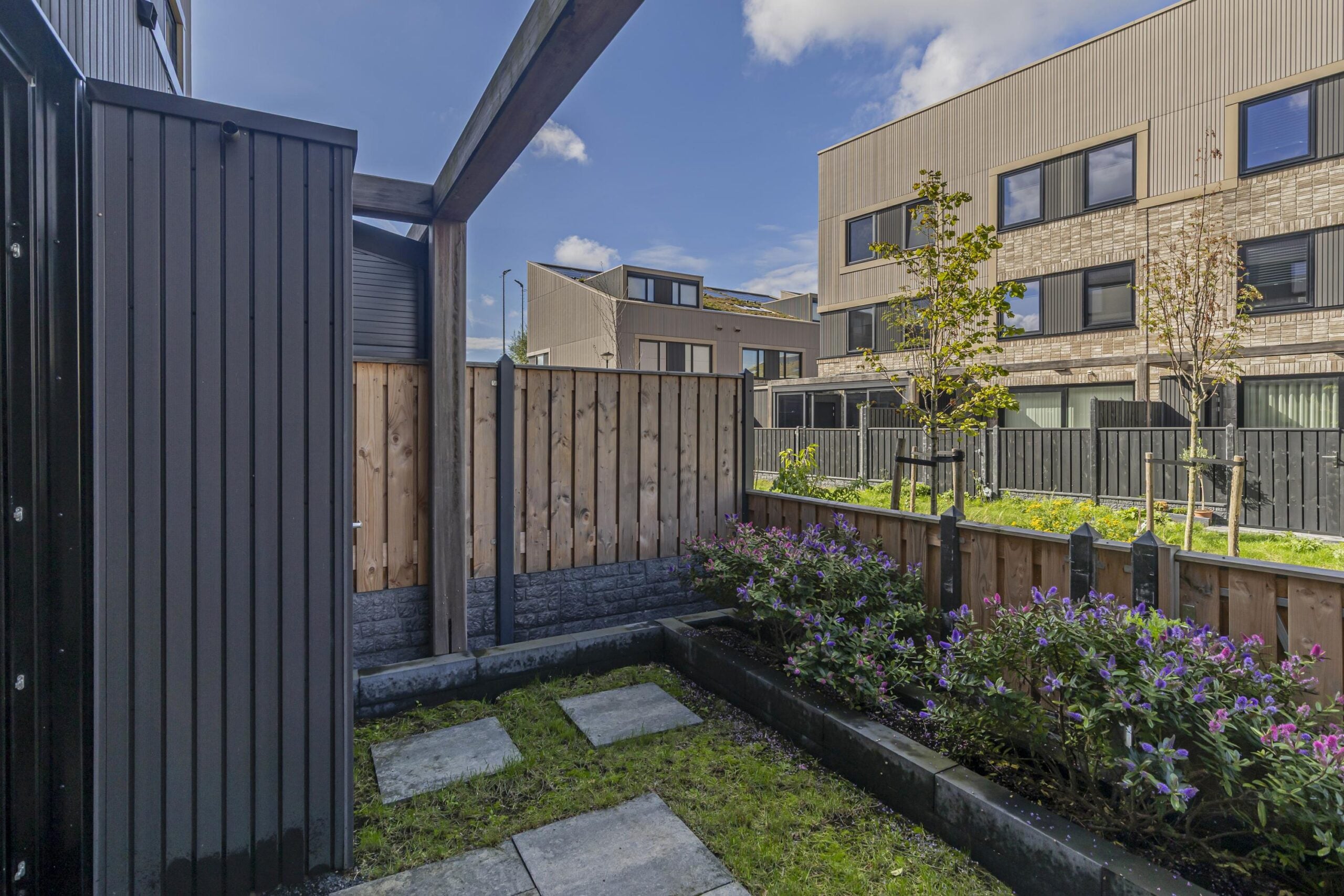 Tussenwoning te koop: Ellen Warmondhof 15, 'S-Gravenhage