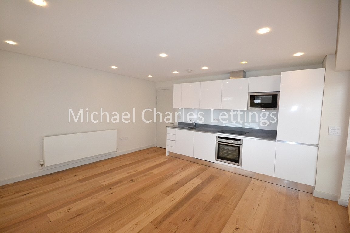 Flat Middle Lane in Greater London