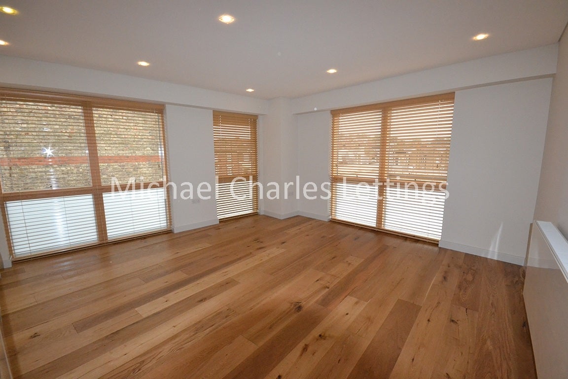 Flat Middle Lane in Greater London