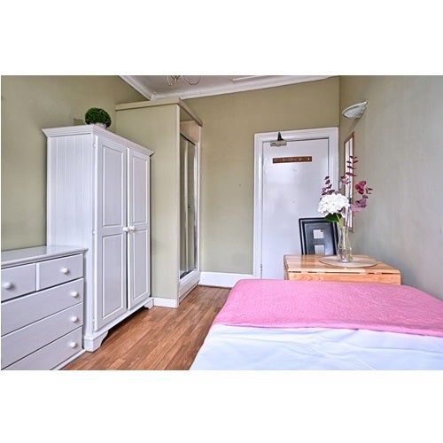 Room Holland Park Avenue in Greater London
