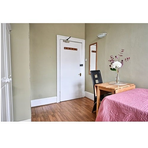 Room Holland Park Avenue in Greater London
