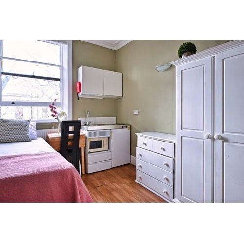 Room Holland Park Avenue in Greater London
