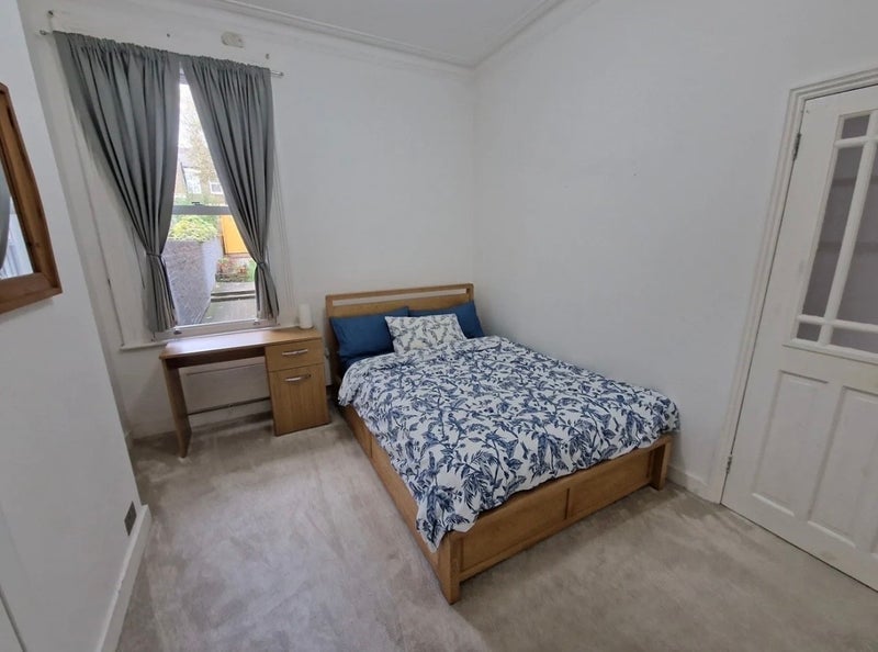Room Mortimer Road in Greater London