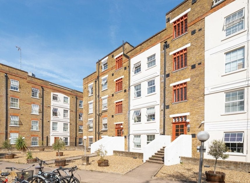 Flat Old Castle Street in Greater London