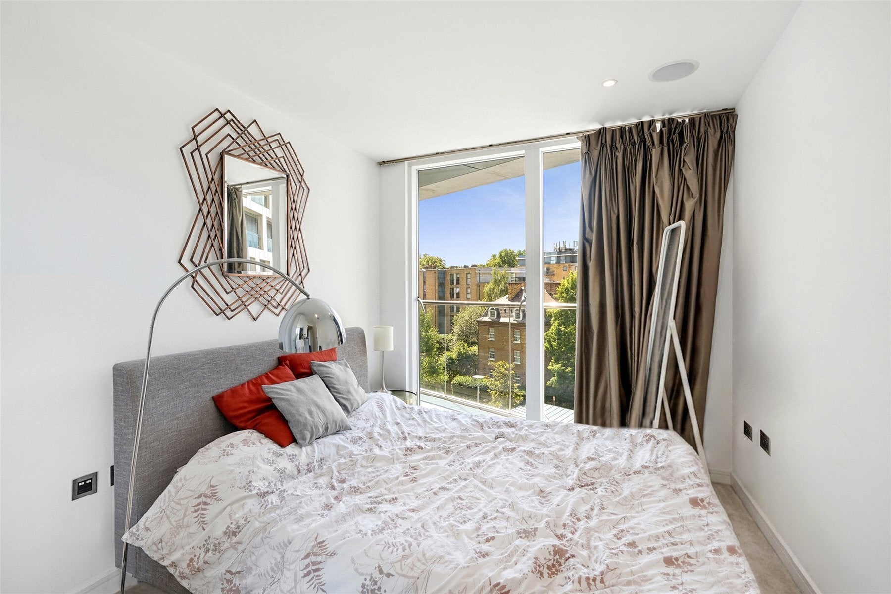 Flat Gatliff Road in City of Westminster