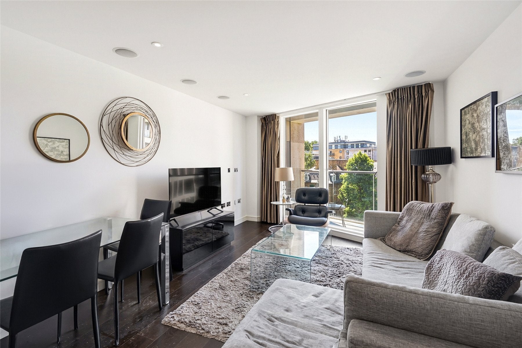 Flat Gatliff Road in City of Westminster