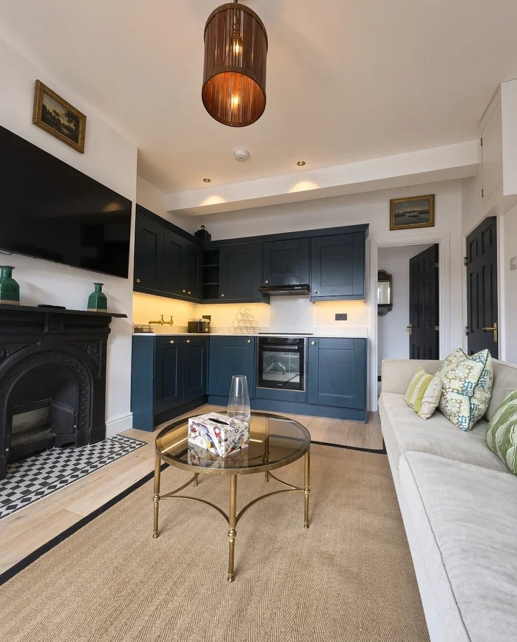 Flat Hazlebury Road in Greater London