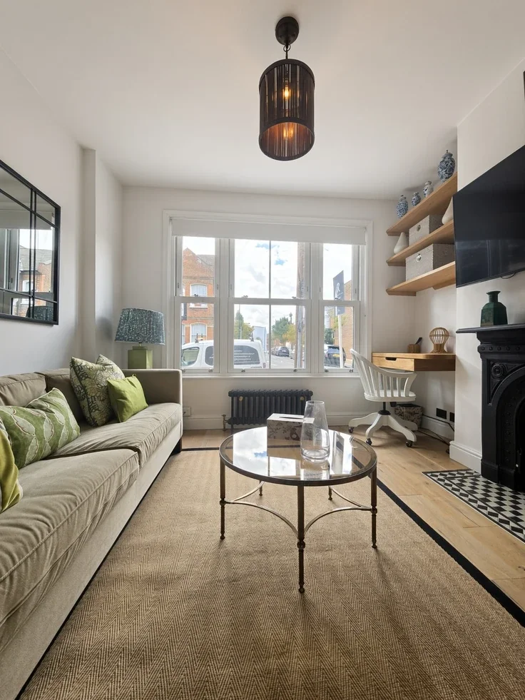 Flat Hazlebury Road in Greater London