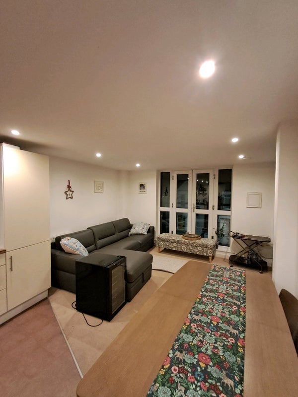 Flat Garratt Lane in Greater London
