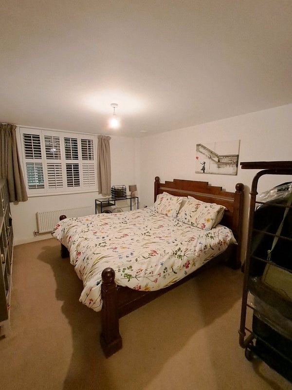 Flat Garratt Lane in Greater London