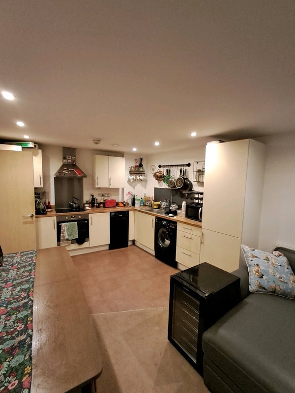 Flat Garratt Lane in Greater London