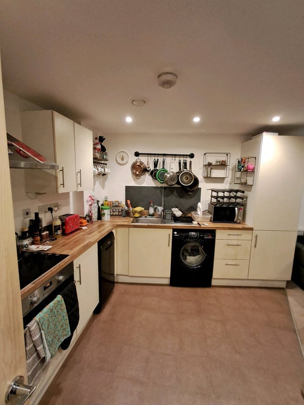 Flat Garratt Lane in Greater London
