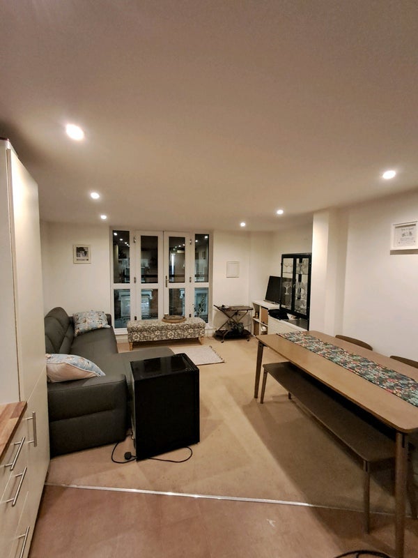 Flat Garratt Lane in Greater London
