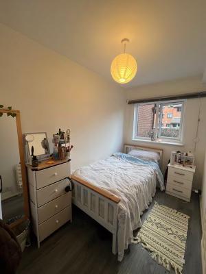 Room Brymay Close in Greater London