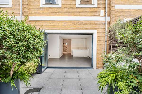 House Woodbridge Street in Greater London