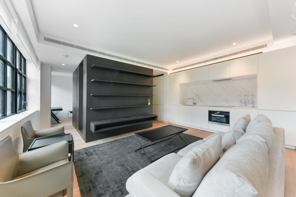 Flat Whitfield Street in Greater London