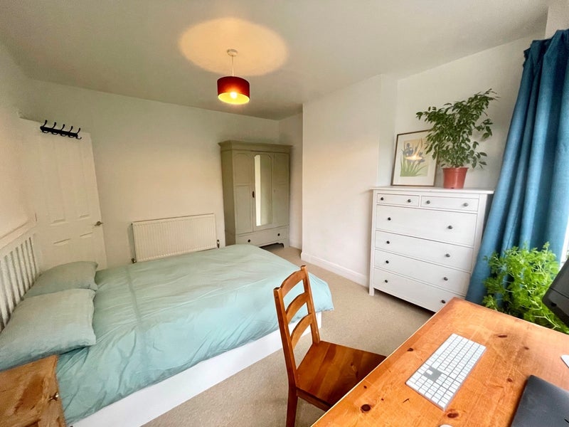 Room Holcombe Road in Greater London