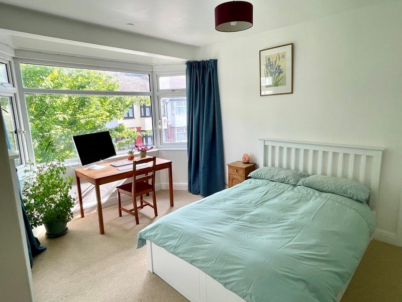 Room Holcombe Road in Greater London