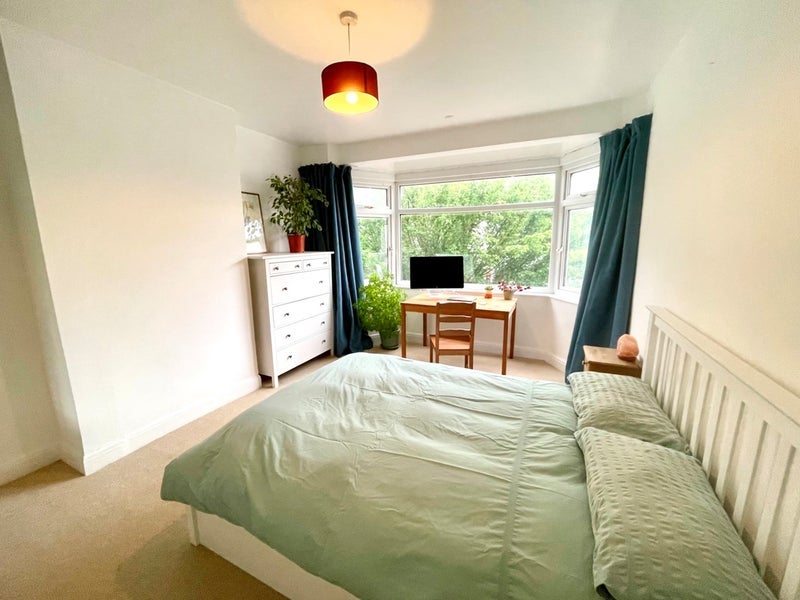 Room Holcombe Road in Greater London