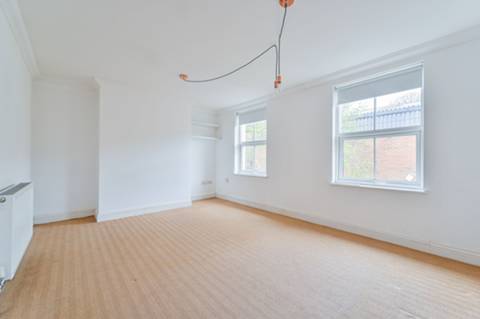 Flat Coldharbour Lane in London