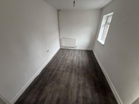Flat The Railer in Sandwell