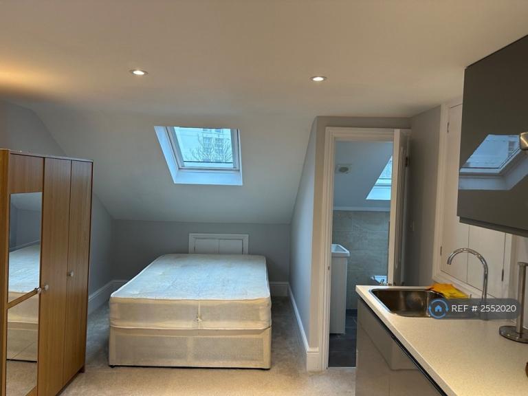 Room Manchester Road in Greater London
