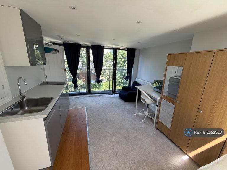 Room Manchester Road in Greater London