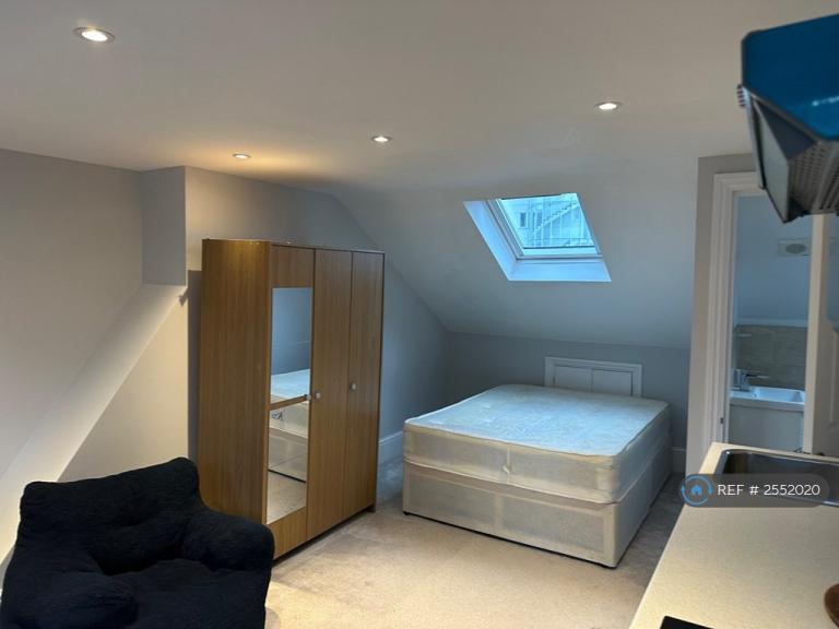 Room Manchester Road in Greater London
