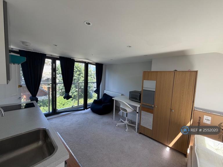 Room Manchester Road in Greater London