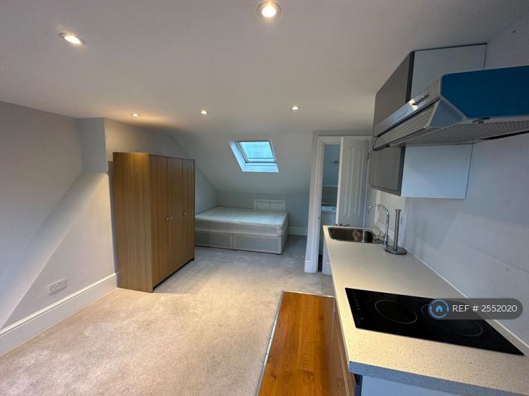 Room Manchester Road in Greater London