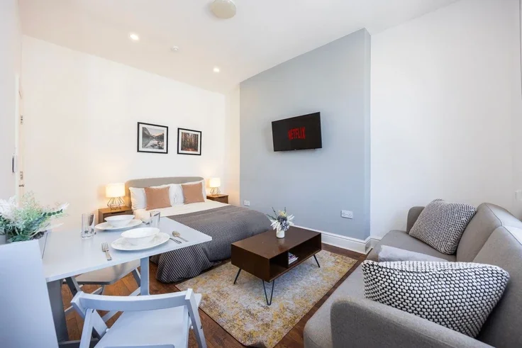 Flat Warwick Road in Greater London