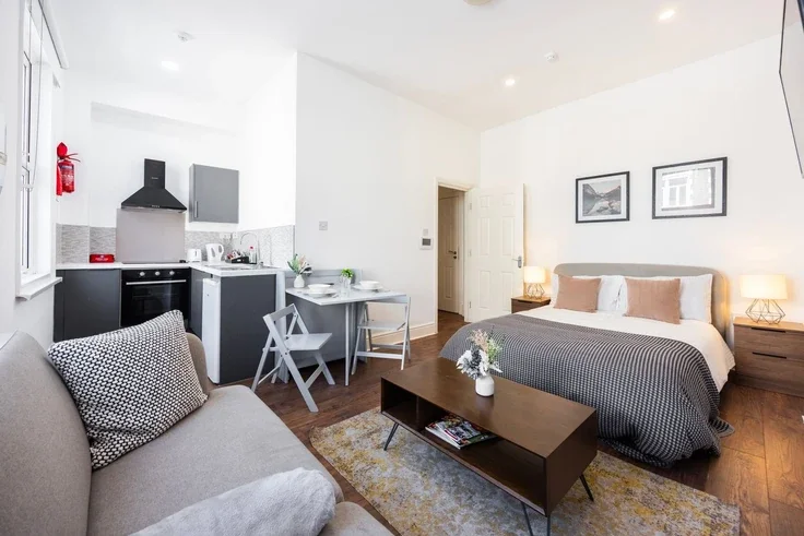 Flat Warwick Road in Greater London