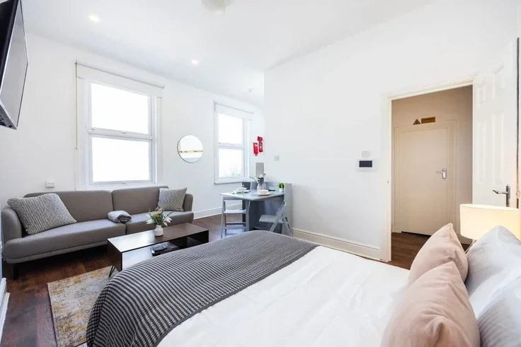 Flat Warwick Road in Greater London