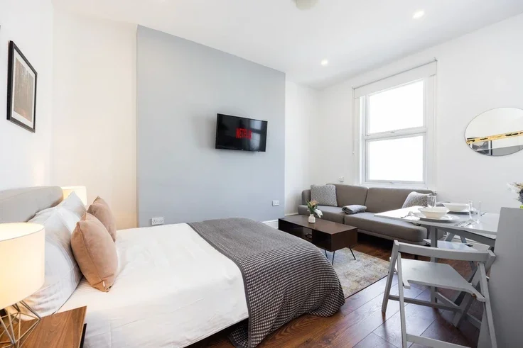 Flat Warwick Road in Greater London