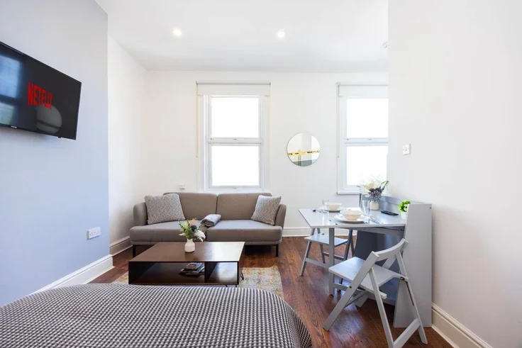 Flat Warwick Road in Greater London
