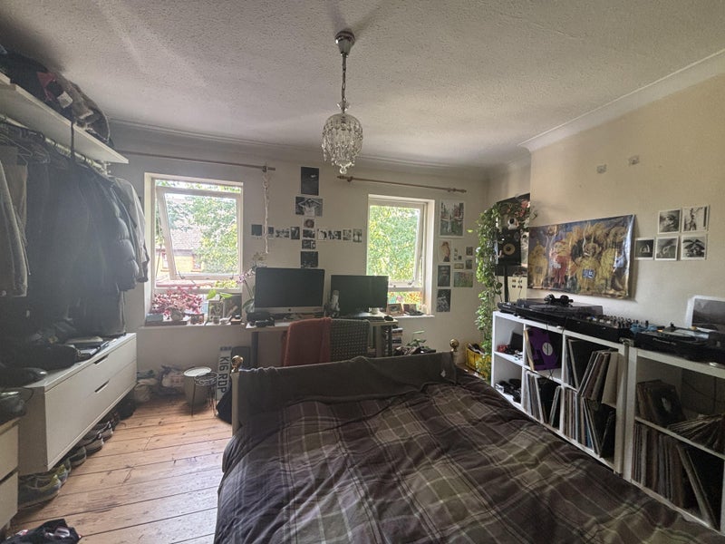 Room Queens Road in Greater London