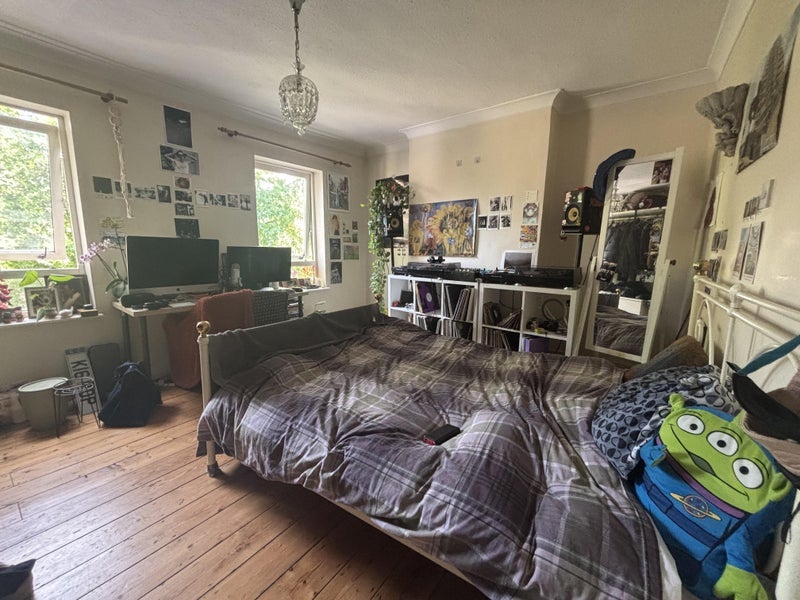 Room Queens Road in Greater London