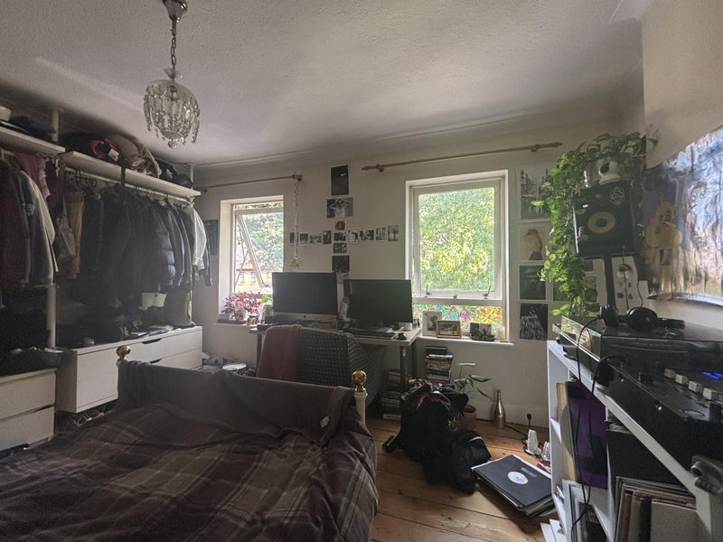 Room Queens Road in Greater London