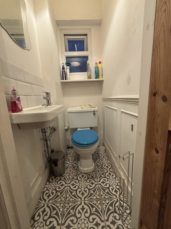 Room Queens Road in Greater London