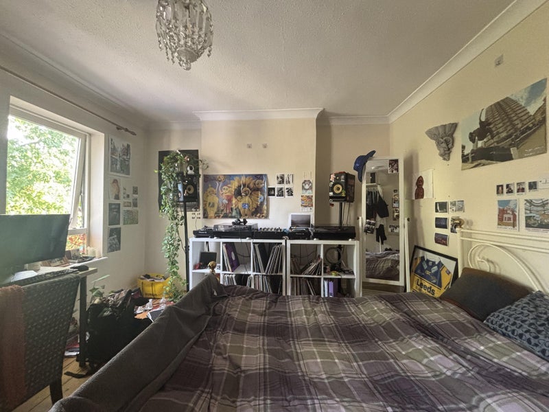 Room Queens Road in Greater London